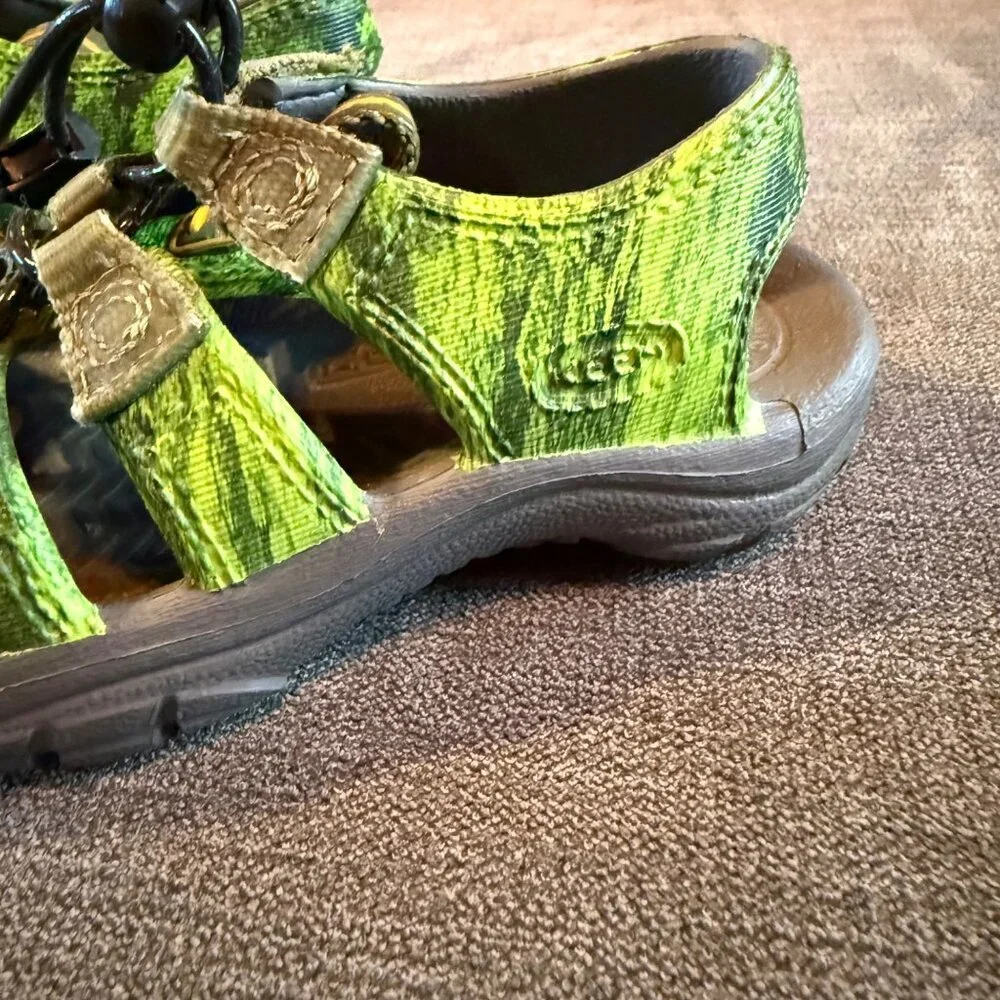 Keen Green Black Closed Toe Youth‎ Sandals 5 Durable Comfortable Outdoor Water